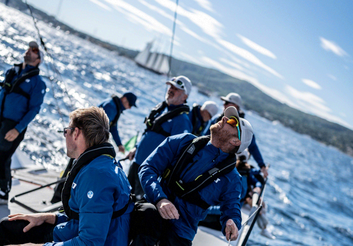 Segler an Bord einer Segelyacht